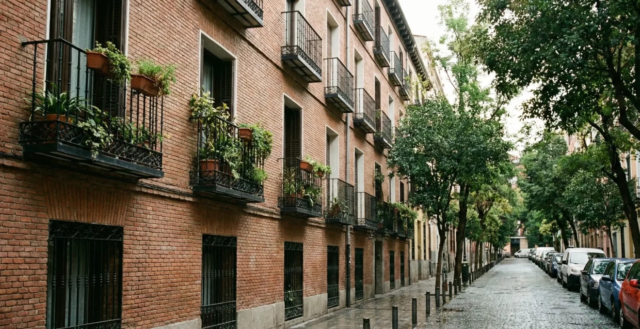 Edificio residencial típico de Madrid con balcones de forja
